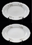 LUIGI BELTRAMI -  Lote composto por 2  elegantes travessas ovais de porcelana  tendo ao fundo  a marca do distribuidor  Luigi Beltrami - via venti settembre, 58 - Torino. Decoração padrão floral. Contornos em prata. Med. 46 x 30 cm ; 40 x 27 cm de largura.  Marcas de uso. Coleção Particular de origem Italiana.