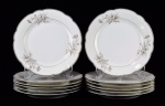 LUIGI BELTRAMI - Doze elegantes pratos rasos de porcelana, tendo ao fundo  a marca do distribuidor  Luigi Beltrami - via venti settembre, 58 - Torino.  Decoração padrão floral. Contornos em prata.  Med. 25 cm de diâmetro. Marcas de uso. Faltas . Coleção Particular de origem Italiana.