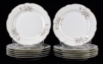 LUIGI BELTRAMI - Doze elegantes pratos rasos de porcelana, tendo ao fundo  a marca do distribuidor  Luigi Beltrami - via venti settembre, 58 - Torino.  Decoração padrão floral. Contornos em prata.  Med. 25 cm de diâmetro. Marcas de uso. Faltas . Coleção Particular de origem Italiana.