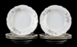 LUIGI BELTRAMI - Oito elegantes pratos fundos de porcelana, tendo ao fundo  a marca do distribuidor  Luigi Beltrami - via venti settembre, 58 - Torino.  Decoração padrão floral. Contornos em prata.  Med. 25 cm de diâmetro. Marcas de uso. Faltas . Presença de um lascado na borda de um dos pratos.  Coleção Particular de origem Italiana.