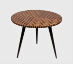 Elegante "Occasional table", de design contemporâneo . Tampo circular adornado pela combinação de elementos geométricos que resultam em um lindo efeito cinético, obtido pela mistura de madeiras nobres , Pau-marfim e Jacarandá, através da técnica manual  chamada de "parqueterrie". Três pés dito "pé palito". Atelier DXF - Minas/MG - Brasil - Séc XX. Med 49 X 62 cm de diâmetro. Marcas de uso. Necessita ser lustrada. Acervo Particular Rio de Janeiro/RJ. Nota : Este item não poderá ser enviado pelos correios.