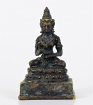 BUDDAH - Preciosa escultura de bronze fundido com a pátina original do tempo da REGIÃO DE LUMBINI - SUL DO NEPAL, representada por SIDDARTHA GAUTAMA, príncipe nepalês oriundo deste antigo reino (anteriormente INDIA). que após sua busca pelo conhecimento humano passa a ser conhecido como o AVATAR BUDDHA (O iluminado). A riqueza do traje e coroa denotam esta região pois e a única a representar o iluminado ainda em seus paramentos de príncipe. Atribuível ao princípio do século XIX. As pequenas dimensões denotam uma imagem itinerante ou seja ,uma imagem que era levada por peregrinos em santuários de cultos. Era comum peregrinos levarem consigo diminutas imagens em seus deslocamentos. A mesma está em meditação aonde a posição das mãos evocam os poderosos Mudras -  Karana Mudra e Gyan Mudra. Med. 12 x 7 x 6 cm. Marcas e desgastes do tempo. Coleção Particular Rio de Janeiro - RJ. Nota sobre os  Mudras: O uso mais antigo do símbolo na Índia foi usado por Buda Gautama como o Karana Mudra simbolizando a expulsão dos demônios e remoção do mal, doenças e negatividades. O significado da palavra em sânscrito Gyan é sabedoria. Tem sido na prática nas meditações por mais de milhares de anos e continua a trazer paz, calma e progresso espiritual para muitos iogues. Popularmente conhecido como o mudra do conhecimento, ele evoca a versão mais cara do self para que você possa fluir através de suas lições de vida com facilidade e calma. Assim, praticar o Gyan Mudra é útil para incutir sabedoria e iluminação espiritual no praticante. A prática de Gyan Mudra aumenta o cérebro e o conhecimento. Nota Bibliográfica: http://www.espiritualidadesemrotulos.com.br/2017/02/20/superticoes-e-simbolos-o-significado-dos-chifres-parte-2/ . Nota de agradecimento: Agradecimento especial a Alfredo Bariani, da TZI leilões, por sua impar contribuição na identificação e localização da obra em questão.