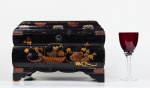 Linda caixa para joias de madeira revestida por laca negra, profusamente adornada por elementos decorativos representando cena de jardim com crisântemos e pássaros ao luar de prata. Delicados puxadores de metal. Japão - Sèc.XX. Med. 20 x 21 x 30 cm de largura. Marcas de uso. Pequenas faltas com perdas.  Acervo Particular Rio de Janeiro/RJ.