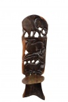 Arte Africana -  Rara cadeira portátil de madeira nobre, dita African palaver chair / ou African Birthing chair. Composta por duas peças de madeira nobre , sendo assento liso e encosto ricamente entalhado com temática de animais africanos, sendo 1 elefante e 2 servos.  África -Século XX. Presença marcas de uso e perdas de substância (rabo do elefante). Med. 76 x 25 x 60 cm de profundidade. (maiores medidas). Marcas de uso. Perdas no rabo do elefante. Coleção Roberto José Austregésilo de Athayde - Rio de Janeiro /RJ.
