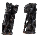 Arte Africana - Árvore da Vida Maconde. Raro e belíssimo grupo escultórico de  madeira nobre denominada "pau-preto", representando a Árvore Genealógica, que também são referidas como "Árvore da Vida", atribuível a  década de 1950.  Estes grupos escultóricos são de grande representatividade na cultura Africana . Traz uma peculiaridade poética espiritual, aonde todos os elementos se tocam como se fosse uma enorme sessão de heiki, um emanando energia para o outro, consecutivamente, aonde o único que fecha o circuito energético é o patriarca. Muitas vezes estas árvores representam a família enquanto tribo. Med. 28 x 12 x 15 cm. Marcas do Tempo. Pequena falta na parte inferior da base. Coleção particular Dirceu Lopes da Silva - Rio de Janeiro - RJ. Nota histórica: OS MACONDES -  Há uma intervenção étnica na "guerra" em Cabo Delgado, com "unidades de Macondes, antigos combatentes, alguns já com uma idade avançada, que caçam nas matas os 'jihadistas'. Os grupos terroristas em Cabo Delgado, que realizaram ataques no distrito de Palma, visam atingir os megaprojetos de gás natural em Afungi. Os Macondes resistiram sempre a serem conquistados por outros povos africanos. Depois vieram os muçulmanos, os traficantes de escravos, os portugueses, e a mesma resistência se manteve. Não foram subjugados pelo poder colonial até 1920.O grupo étnico ocupa o nordeste de Moçambique e o sueste da Tanzânia com o rio Rovuma pelo meio que os divide em Macondes de Moçambique e Makondes da Tanzânia. Precisamente, escrito Makonde na Tanzânia e Maconde em Moçambique. Os dois grupos desenvolveram línguas separadas ao longo do tempo, mas compartilham uma origem e cultura comuns.Durante a década de 1960, os ataques ao império colonial português foram lançados a partir do Planalto de Mueda. Inclusivamente, parte do apoio financeiro à Frelimo derivava da venda de arte Maconde, tendo-se tornado a espinha dorsal do movimento revolucionário. E ainda hoje continua a ser um grupo influente na política do país.Os Macondes são exímios escultores em madeiras nobres, nomeadamente pau-preto, sendo a sua arte conhecida mundialmente. Roberto Yakobo Sangwani, nos finais da década de 1950 deixa a sua casa em Moçambique e vai para a Tanzânia. Aí desenvolve o estilo Dimoongo (poder de força), também conhecido como Ujamaa. As esculturas da Árvore Genealógica, que também são referidas como "Árvore da Vida", geralmente datam da década de 1950. No entanto, acredita-se que foi introduzido já na década de 1930, quando a primeira exposição foi realizada no Centro Cultural dos Novos, em Moçambique. O estilo original representava um vencedor numa luta livre e levado em ombros pelos seus colegas, que são representados num conjunto de figuras.  Referência bibliográfica: https://ferndias.blogspot.com/2021/04/os-macondes.html