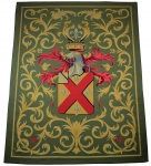Tapeçaria Portalegre-  belíssima e rara tapeçaria decorada com a temática de Brasão não identificado. Marca de Manufatura de Tapeçarias de Portalegre, em lã natural, tinta vegetal. Assinada MTP. Matrícula, exemplar do autor, tiragem e ano de produção não identificados. Med  212 x 168 cm. Marcas do tempo. Portugal - Séc XX. Coleção Particular Rio de Janeiro - RJ . Nota Biográfica e curiosidades : De estrema qualidade a densidade da tapeçaria de Portalegre vai de 2500 a dez mil pontos por decímetro quadrado. Embora Portugal seja um país de grande tradição têxtil, e grande parte dos feitos épicos dos portugueses tenham sido representados em tapeçaria, foram-no em tapeçarias encomendadas na França e na Flandres pois até ao século XVIII não existia a tradição da Tapeçaria em Portugal.O Marquês do Pombal, após o terramoto de 1755 que destruiu grande parte daquelas peças, procurou fundar duas fábricas de tapeçarias, uma em Lisboa e outra em Tavira, as quais no entanto não lhe sobreviveram.Só praticamente dois séculos depois, em Portalegre, voltou a existir tapeçaria em Portugal.A história das tapeçarias de Portalegre é, assim, uma história recente. Data de 1946, quando dois amigos, Guy Fino e Manuel Celestino Peixeiro, resolveram fazer reviver a tradição dos tapetes de ponto de nó, em Portalegre. A concorrência era grande e o negócio não mostrava viabilidade. Foi então que Manuel do Carmo Peixeiro, pai de Manuel Celestino, desafiou os dois jovens a fazer tapeçaria mural com um ponto inventado por ele, anos antes, enquanto estudante têxtil em Roubaix. Todos se lançaram de alma e coração no projecto. A primeira tapeçaria surge em 1948 sob cartão de João Tavares.Outros pintores como Júlio Pomar, Maria Keil, Guilherme Camarinha, Renato Torres, Lima de Freitas, contam-se entre os primeiros que colaboraram com a Manufactura de Tapeçarias.Foram tempos difíceis pois os velhos do Restelo não acreditavam que fosse possível tapeçaria portuguesa. A tapeçaria tinha que ser francesa ou flamenga.O reconhecimento e a aceitação da tapeçaria de Portalegre só aconteceram em 1952, pela mão dos próprios tapeceiros franceses que se deslocaram a Portugal para a grande exposição A Tapeçarias Francesa da Idade Média ao Presente. Guy Fino, aproveitando a ocasião, resolveu pôr em confronto as duas técnicas, expondo simultaneamente no SNI duas grandes tapeçarias sob cartão de Guilherme Camarinha que tinham sido tecidas para o Governo Regional da Madeira. Os técnicos franceses, convidados a visitar esta exposição, admiraram a técnica e a perfeição conseguida com o ponto de Portalegre. Estavam lançadas as tapeçarias de Portalegre.Faltava no entanto cativar Jean Lurçat, o renovador da tapeçaria francesa, para a tapeçaria de Portalegre.Depois de um primeiro contacto em 1952, Guy Fino conseguiu convencê-lo a visitar a Manufactura em 1958. Aí confrontou-o com duas tapeçarias:Uma tecida em França e que o próprio Jean Lurçat oferecera à esposa de Guy Fino e a sua réplica, autorizada, tecida em Portalegre.Convidado a identificar a tapeçaria francesa, Lurçat escolheu a tecida em Portalegre.As Tapeçarias de Portalegre foram candidatadas, em 2017, a Patrimônio Mundial, pela UNESCO, revelou à agência Lusa a presidente do município, justificando que se trata de uma arte reconhecida em todo o mundo.Referência Bibliográfica:  https://www.mtportalegre.pt/pt/amanufactura/historiahttps://ocio.dn.pt/artes/tapecaria-de-portalegre-as-obras-de-arte-raras-feitas-de-la/22724/https://www.conexaolusofona.org/tapecarias-de-portalegre-candidatas-a-patrimonio-da-humanidade/Nota de Transporte : Este lote não poderá ser enviado pelos correios.