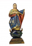 Imaginária de madeira esculpida e policromada , representada por N.S. da Imaculada Conceição, com  rara movimentação das vestes e representação com a serpente circundando o globo terrestre. Mão devota. Brasil - Século XIX. Med. 24 x11 x 8 cm  Marcas do tempo com desgastes e pequenas perdas. Coleção particular Rio de Janeiro/RJ.