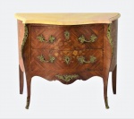 Cômoda Estilo Louis XV francesa. Marcenaria com acabamento em "parqueterie" diagonal e "marqueterie" floral. Caracteriza-se pela decoração em "bouquets" de flores apanhados desordenadamente no centro, sem interromper-se entre as gavetas. Aplicações de metal fundido nas quinas, joelhos, pés, puxadores e espelho das chaves. Tampo em mármore. Med. 80 x 98 x 46 cm de profundidade. Marcas de uso . Desgastes e pequenas faltas. Tampo de mármore com antigo restauro.  Acervo particular Rio de Janeiro- RJ. Nota de Transporte : Este lote não poderá ser enviado pelos correios.