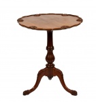 Elegante mesa dita "occasional table", de madeira nobre  entalhada e torneada. Pés de apoio trípode.  Tampo circular recortado. Estilo neo rococo  romântico. Med. 70 x 61 cm de diâmetro. Marcas de uso com desgastes. Acervo Particular Rio de Janeiro -RJ.
