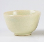 MINIATURA CELADON - Rara miniatura de cerâmica vidrada. China. Atribuível a produção de Longquan, Zhejiang, ao gosto da  Dinastia Song. Med 3,5 x 5,5 cm de diâmetro. Desgastes e marcas do tempo. Coleção particular Rio de Janeiro/RJ.