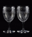 Elegante par de taças de cristal francês na cor hialino, marca de manufatura Saint Louis. Estas  finamente gravadas, exibem monograma "LT". Med. 16 x 7,5 cm de diâmetro. Marcas de uso. Acervo Particular Rio de Janeiro - RJ.