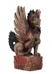 GARUDA  - Raro Garuda de madeira nobre  profusamente entalhada e policromada, a partir de um bloco único de madeira. INDONÉSIA -  atribuível a principio século XIX.  Med. 28 X 12 x 20 cm de profundidade. Marcas do tempo. Algumas faltas com perdas de substância. Desgastes da policromia.  Esta obra é de extrema raridade e beleza, praticamente inexistentes nos dias atuais. Coleção Particular Rio de Janeiro/RJ. Nota: Garuda é o ser mitológico responsável pelo transporte do deus Vishnu. Em algumas histórias ele é descrito apenas como um pássaro, entretanto, em outras descrições, Garuda possui uma cabeça humana e o restante do corpo de pássaro.Esse poderoso ser muda de aparência de acordo com a cultura que está relacionado. Isso porque ele aparece também em lendas egípcias e gregas. Apesar de ser muito semelhante à Fênix, ele também pode aparecer tendo três olhos ou com braços e pernas.Essa criatura é tão grande que em algumas histórias aparece como sendo capaz de cobrir até o sol. Além disso, é visto também como uma águia de fogo ou um pássaro solar. Por fim, Garuda é como Nagari ou Nagantaka. Ou seja, o inimigo e destruidor das serpentes.O animal simboliza o fim da luta entre o bem e o mal, entre a vida e a morte, entre a Terra e o mundo celestial. Segundo histórias, quando está junto de Vishnu, Garuda possui o dobro de força.Além disso, por toda sua ligação com o sol, Garuda aparece como emblema dos superiores de raça solar. Por outro lado, Naga aparece como emblema dos superiores da raça da lua. Isso demonstra ainda mais como ambos são opostos um ao outro.