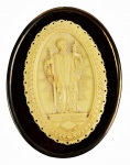 Arte Sacra - Belíssimo medalhão de marfim finamente esculpido representado por São Francisco Xavier sobre base , vestido com sua túnica, casula e estola, segurando a cruz com cristo crucificado com a mão esquerda, cetro com a direita e pés descalços.  Na sua base caranguejo o reverenciando. Emoldurado em moldura de madeira dourada e veludo na cor vinho. Placa - 10 x 7 cm ; Moldura - 12  x 9 cm.Nota : O caranguejo e São Francisco XavierO tempo corria entre a prima e sexta hora, quando Francisco Xavier, navegando no Mar das Molucas, mergulhou seu crucifixo (objeto de graças em suas bênçãos e de inúmeros milagres) para acalmar o oceano revolto. A corda se rompeu e a cruz se perdeu no mar. Foi um momento de dor e tristeza para Francisco Xavier. Quando desembarcaram na praia de Céran, Xavier permanecia desolado e estava recolhendo seus pertences junto com a equipe na Ilha das Especiarias. Neste instante, um raro acontecimento, onde natureza e divindade trabalham juntas. Um caranguejo gigante saiu do mar, caminhou nas areias da praia, em direção a Xavier, e depositou nos pés do jesuíta o crucifixo que trazia em sua tenaz.