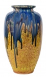 Lindo vaso de cerâmica vidrada, dito " Sanjay " , com flambe glazed nas cores amarelo e azul. Med. 30 x 17 cm de diâmetro. Marcas do tempo. Acervo Particular Rio de Janeiro/RJ.