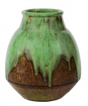 Lindo vaso de cerâmica vidrada, dito " Sanjay ", com flambe glazed nas cores marrom e verde. Med. 17 x 13 cm de diâmetro. Marcas do tempo. Acervo Particular Rio de Janeiro/RJ.