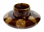 Lindo vaso de cerâmica vidrada, dito " flambe" com  glazed iridescente nas cores  marrom e branco. Med. 15 cm de altura total; 9 x 19 cm de diâmetro(vaso). Acompanha peanha. Marcas do tempo. Acervo Particular Rio de Janeiro/RJ.