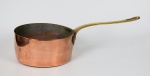 Antiga panela de cobre com o cabo de bronze.  Med. 12 x 45 x 20 cm de diâmetro. Marcas de uso. Desgastes. Acervo Particular Rio de Janeiro/RJ.
