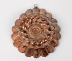 Antiga  forma redonda de cobre com argola de cobre. Med. 6 x 26 cm. Marcas de uso. Desgastes.  Acervo Particular Rio de Janeiro/RJ.