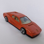 Ferrari Testarossa - Miniatura escala 1/43 fabricado pela Bburago na Itália. Rodas giram livremente. Feita em diecast com partes em plástico injetado
