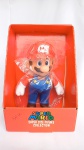 Super Mario - Boneco ou action figure do perosnagem Mario Bros - Super Size Figure Collection. A embalagem mede 28cm de altura e o personagem mede aprox. 22cm