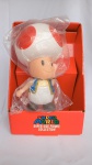 Super Mario - Boneco ou action figure do perosnagem Toad - Super Size Figure Collection. A embalagem mede 28cm de altura e o personagem mede aprox. 22cm