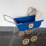 Brinquedo antigo - Lindo carrinho de boneca fabricado no Brasil pela Metal Toys Artigos Infantis Ltda. Mede aprox 46cm de comprimento x 24cm de largura (parte azul que vai o bebê), a altura até a parte azul é de 42cm. 
