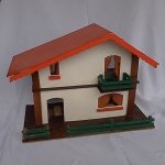 Brinquedo antigo - Adorável casinha de bonecas em madeira. Com quarto, banheiro, sala e cozinha. Mede 53cm de comprimento x 25cm de largura x 36cm de altura total. 