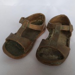 Antigo PAR de SANDÁLIAS INFANTIS metalizadas, muito comum no passado, quando os pais mandavam metalizar sapatos e sandálias de seus filhos, com o objetivo de eternizar aquele momento.