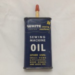Lata de óleo antiga americana, White, para uso em máquinas de costura, quase cheia