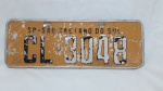 Linda placa amarela anos 70, com 2 letras e 4 números,  medindo 15,5 x 30,5 cm14,5 x 40,5