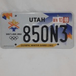 Linda placa de automóvel do estado de Utah nos Estados Unidos, comemorativa dos jogos de inverno de 2002, em Salt Lake. A placa mede aprox. 15,5 x 30,5 cm. de comprimento