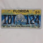 Linda placa de automóvel do estado da Florida nos Estados Unidos, alusiva a proteção do Manattes, o peixe boi americano. A placa mede aprox. 15,5 x 30,5 cm.