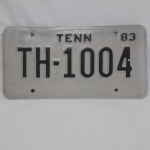 Linda placa de automóvel antiga do estado de Tennesse, nos Estados Unidos. 1983. A placa mede aprox. 15,5 x 30,5 cm.