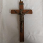 ANTIGO CRUCIFIXO mostrando Jesus em bronze sendo crucificado. A cruz é de Madeira. Mede 32,7 centímetros de altura.