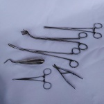 LOTE com Seis (06) Antigos Instrumentos Médicos em metal. 