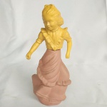 ANTIGO Frasco de Perfume vazio da Avon, representado por uma Menina. Mede aprox. 18,5 cm de altura. Existe um pequeno pedaço faltando no laço da blusa da garota (nas costas). O corpo de garota é de plástico e o vestido de vidro.