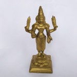 ESCULTURA INDIANA - DEUS SHIVA, feito em Bronze. Mede aprox. 15 cm com a base. Ele é considerado o deus supremo pela seita shaivista. Chamado de Senhor Shiva pelos indianos, ele carrega consigo alguns títulos, entre os quais o de grande professor, senhor da dança e primeiro yogue.