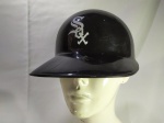 Lindo cap ou boné capacete de plástico do time de baseball do Chicago White Sox. Mede 27,5cm de comprimento total e 21,5cm de comprimento interno.