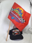 Boné e bandeirola alusivos a corrida inaugural no Circuito da Walt Disney World, em Orlando, Florida, em 27 de janeiro de1996. Corrida de pick-up da Chevrolet. Tamanho da bandeira 30 x 46 cm. Boné nunca usado, com etiqueta.