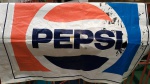 Banner plástico PEPSI, Jack Ripper & Assoc. , Livonia, Michigan, USA,  85 x 124 cm, marcas do tempo e de uso