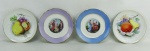 Quatro pratos decorativos em porcelana, sendo dois japoneses com pintura de frutas, tendo um assinatura e dois anos 60. Marca da manufatura Schmidt, tendo ao centro cenas angelicais. Diam. 17 cm.