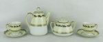 Tete-tete em porcelana japonesa, decorada com pintura em dourado e detalhes em preto, composto de bule, açucareiro e 2 xícaras para café. Alt. bule 14 cm.