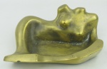 Porta-cartões/despojador em bronze dourado, formado com figura feminina estilizada em descanço. Med. 7x20x14 cm.