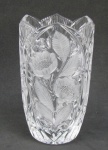 Vaso em cristal lapidado em flores e folhas em satiné, sulcos e frisos. Borda recortada. Alt. 21,5 cm.