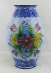 Potiche em porcelana, decorada com pinturas florais em policromia e em reserva. Delicados trabalhos em dourado. Alt. 35,5 cm.