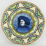 Medalhão em porcelana vitrificada e policromada, possivelmente português, decorado ao centro com pintura de busto masculino em reserva. Diam. 34,5 cm.