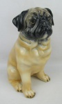 Estatueta em porcelana italiana, policromada, representando "Cão da raça Bulldog", estando este sobre as patas. Alt. 28 cm.