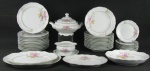 Aparelho de jantar em porcelana, anos 60, em porcelana Schmidt, decoração floral em policromia, composto de sopeira, 3 travessas, legumeira, molheira, 12 pratos rasos, 12 fundos e 8 para sobremesa. Seis peças com pequeno bicado. Total 38 peças.