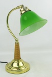 Luminária de mesa para 1 luz, em metal dourado, tendo ao centro madeira trabalhada em elos.  Cúpula em vidro verde e com o interior leitoso. Com regulação para altura. Alt. 38 cm.