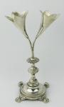 Dez Dinheiros - Paliteiro em prata contrastada, prateiro J.O.S.C., formado por dois lírios. Pés em garra. Alt. 17 cm. Peso 130 gramas.